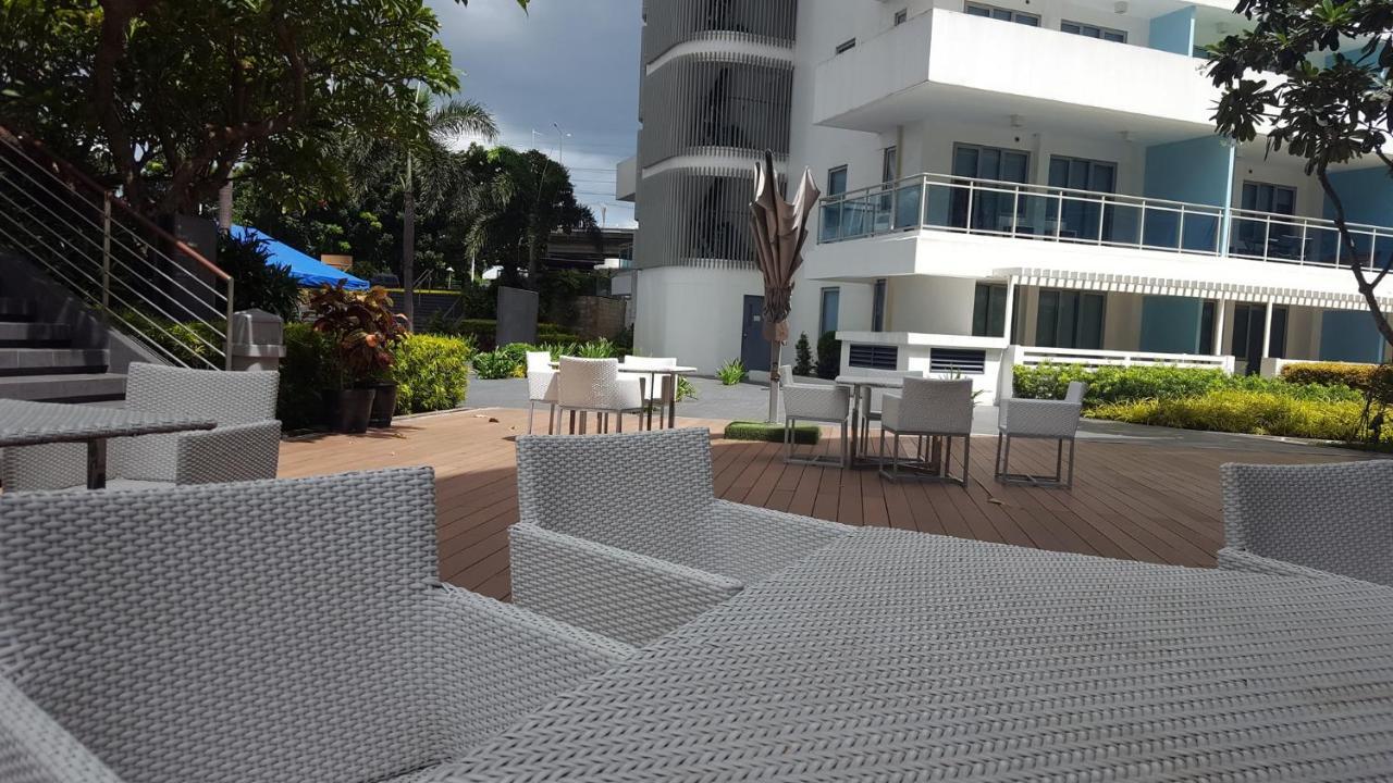 Azure Urban Resort Residences Manila Exteriör bild
